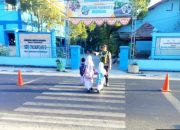 Polsek Padangan Bojonegoro Atur Lalu Lintas di Depan Sekolah