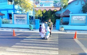 Polsek Padangan Bojonegoro Atur Lalu Lintas di Depan Sekolah