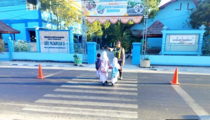 Polsek Padangan Bojonegoro Atur Lalu Lintas di Depan Sekolah