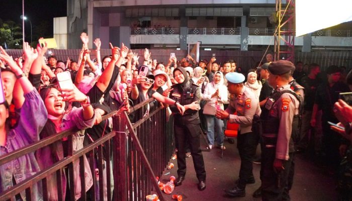 Kapolres Yenni Masuk Tengah Kerumunan, Konser NdX Aka di Bojonegoro Berlangsung Kondusif