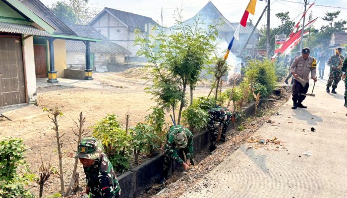 Jalan Raya Sumberbendo Bojonegoro Jadi Sasaran Karya Bakti Yonif TP 885