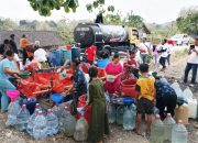 Sendangharjo Kekeringan, PSI Bojonegoro Salurkan Ribuan Liter Air