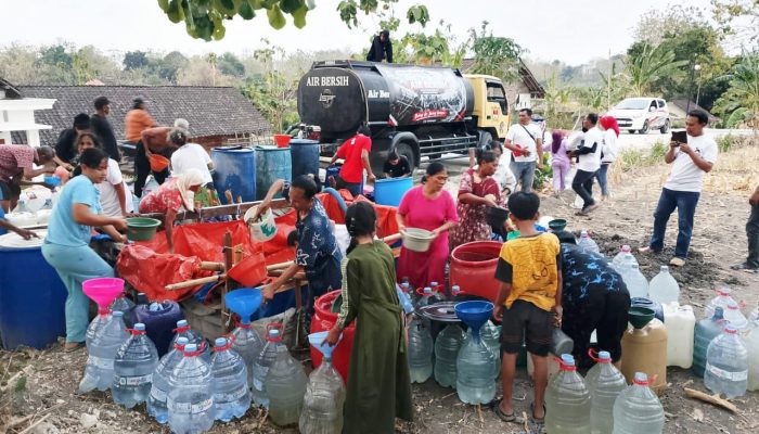 Sendangharjo Kekeringan, PSI Bojonegoro Salurkan Ribuan Liter Air
