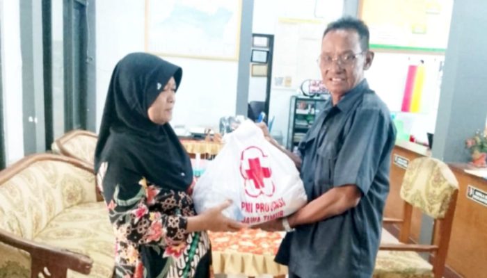 50 Paket Sembako PMI Bojonegoro Menyasar Warga yang Membutuhkan