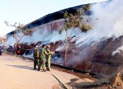 Kobaran Api Tembus Benteng Pabrik di Lamongan, Puluhan Petugas Bergerak
