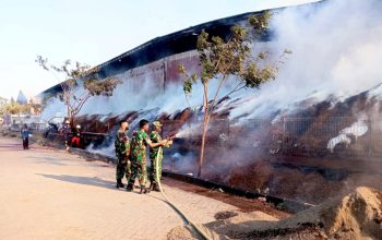 Kobaran Api Tembus Benteng Pabrik di Lamongan, Puluhan Petugas Bergerak