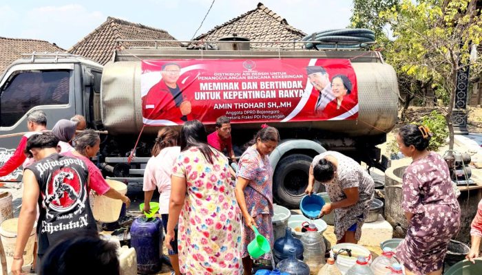 Kemarau Melanda, DPRD Bojonegoro Amin Thohari Bantu Pasokan Air Bersih untuk Warga