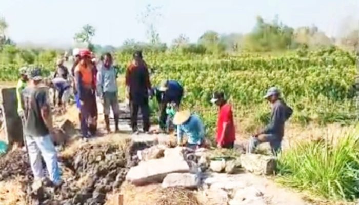 JUT Diterjang Banjir, Warga Mediyunan Ngasem Bojonegoro Bergerak dengan Dana Swadaya