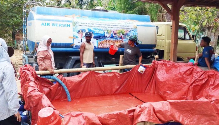 Bukan dari APBD, Pegawai Dinsos Bojonegoro Patungan Salurkan Air Bersih ke Desa Krisis Air