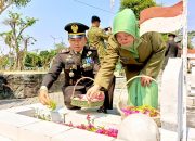 Khidmat! Kodim Lamongan Tabur Bunga di Makam Pahlawan