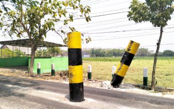 Truk Tronton Diduga Paksa Lewat, Tiang Portal Jalan Kesongo Kedungadem-Sukorame Bojonegoro Miring