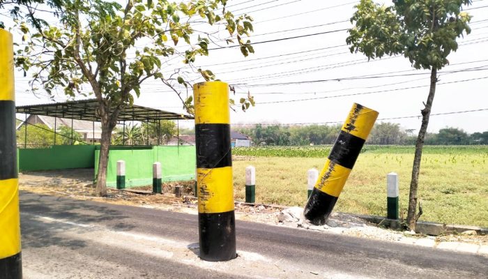 Truk Tronton Diduga Paksa Lewat, Tiang Portal Jalan Kesongo Kedungadem-Sukorame Bojonegoro Miring