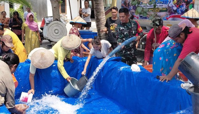Kodim Bojonegoro Kirim 200 Ribu Liter Air, Ponpes Izzatul Ummah Terima 56 Ribu Liter