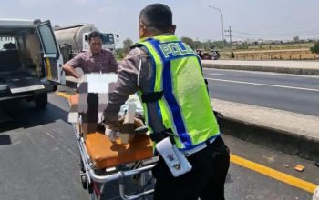 Lampu Merah Diduga Diterobos, Kecelakaan Maut Terjadi JLU Dinoyo Lamongan