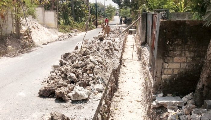 U-Ditch Sranak Trucuk Bojonegoro Mangkrak, Rambu Pengaman Proyek Dipertanyakan