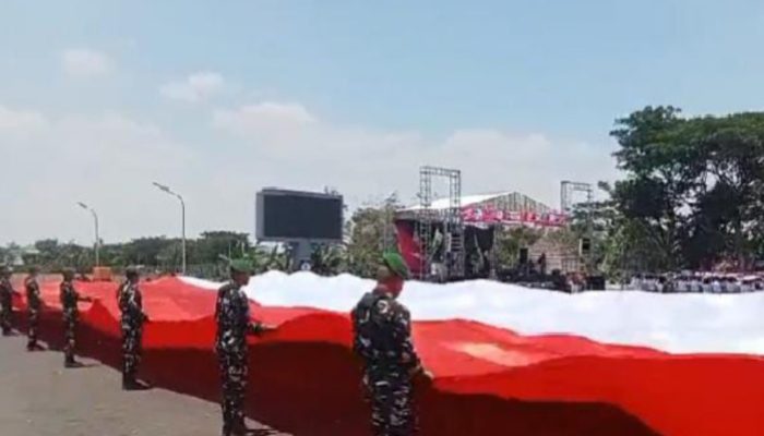 Merah Putih Raksasa Warnai Bojonegoro, TNI dan Pelajar Bersatu