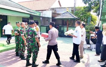HUT ke-81 TNI, Camat dan Kapolsek Sugio Lamongan Sambangi Makoramil