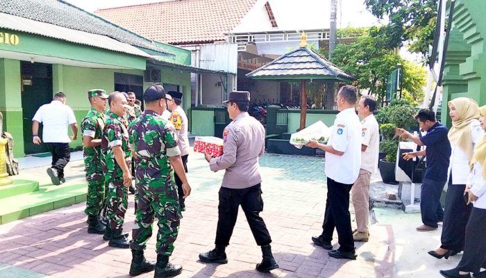 HUT ke-81 TNI, Camat dan Kapolsek Sugio Lamongan Sambangi Makoramil