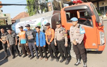 Warga Dermolemahbang Lamongan Hadapi Kekeringan, Bantuan 10.000 Liter Air Kembali Disalurkan