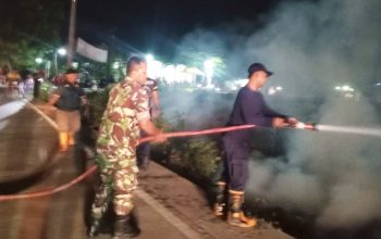 Babinsa dan Tim Gabungan Bergerak ke Lokasi Kebakaran di Gendong Kulon Lamongan