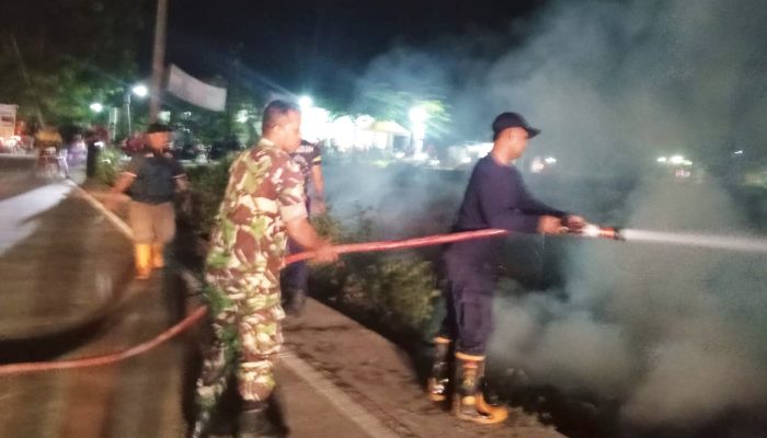 Babinsa dan Tim Gabungan Bergerak ke Lokasi Kebakaran di Gendong Kulon Lamongan