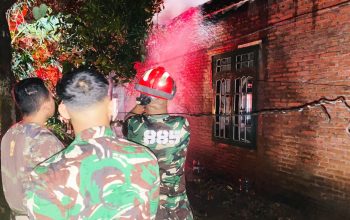 Aksi Cepat TNI dan Damkar Padamkan Kebakaran Rumah di Dander Bojonegoro