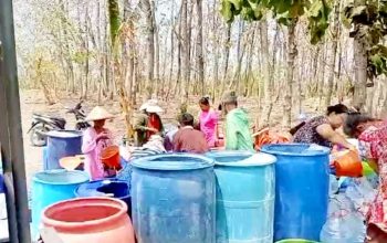 Peduli Kebutuhan Warga, Brigif TP 33 dan SMPN 5 Salurkan Air Bersih di Ngasem Bojonegoro