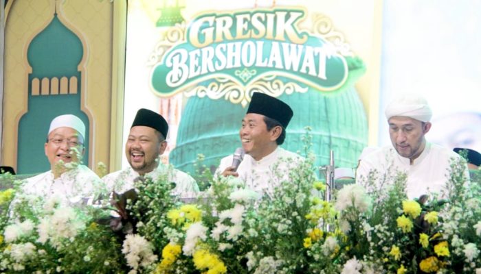 Ribuan Jamaah Padati Gresik Bersholawat, Bupati Yani Ajak Doa Bersama
