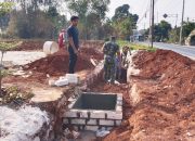 Serka Suzaki Bantu Warga Dagan Lamongan, Drainase Jadi Sasaran Kerja Bakti