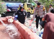 Bantu Warga Terdampak Kekeringan, Polres Bojonegoro Distribusikan Air Bersih