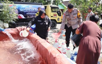 Bantu Warga Terdampak Kekeringan, Polres Bojonegoro Distribusikan Air Bersih