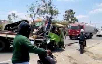 Truk Oleng di Margomulyo Balen Bojonegoro, Satu Pengemudi Dilarikan ke Puskesmas
