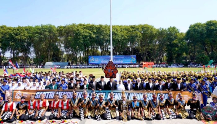 Serba Putih di Alun-Alun Bojonegoro, Santri Kobarkan Indonesia Emas