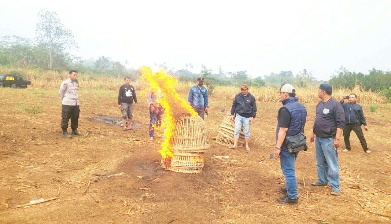 Laporan Warga Ditindaklanjuti, Polisi Musnahkan Sarana Sabung Ayam di Malang