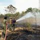 Aksi Sigap Yonif 885 dan Damkar Bojonegoro Padamkan Kebakaran Lahan