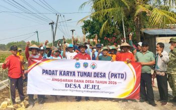 TNI dan Warga Kompak, Jalan Dusun Galeh Desa Jejel Lamongan Dibenahi